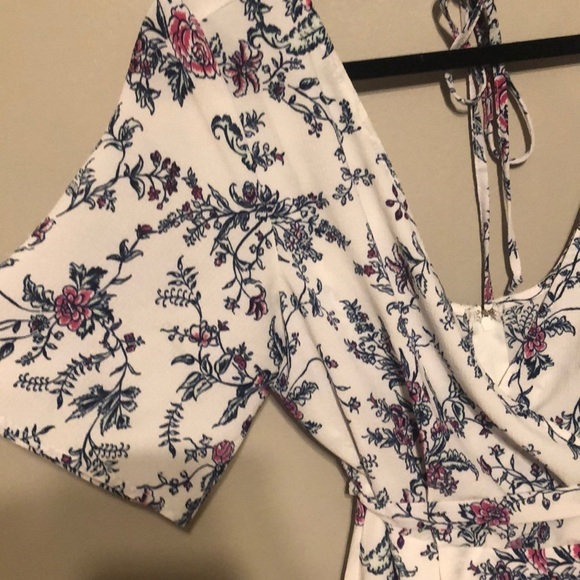 Francesca’s White Floral Romper Tie Belt Size Small - Picture 4 of 6
